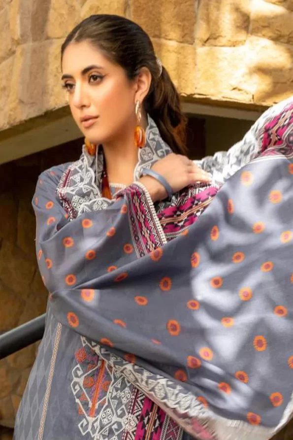 Maahru Embroidered Lawn Unstitched 3Pcs- What U Wear