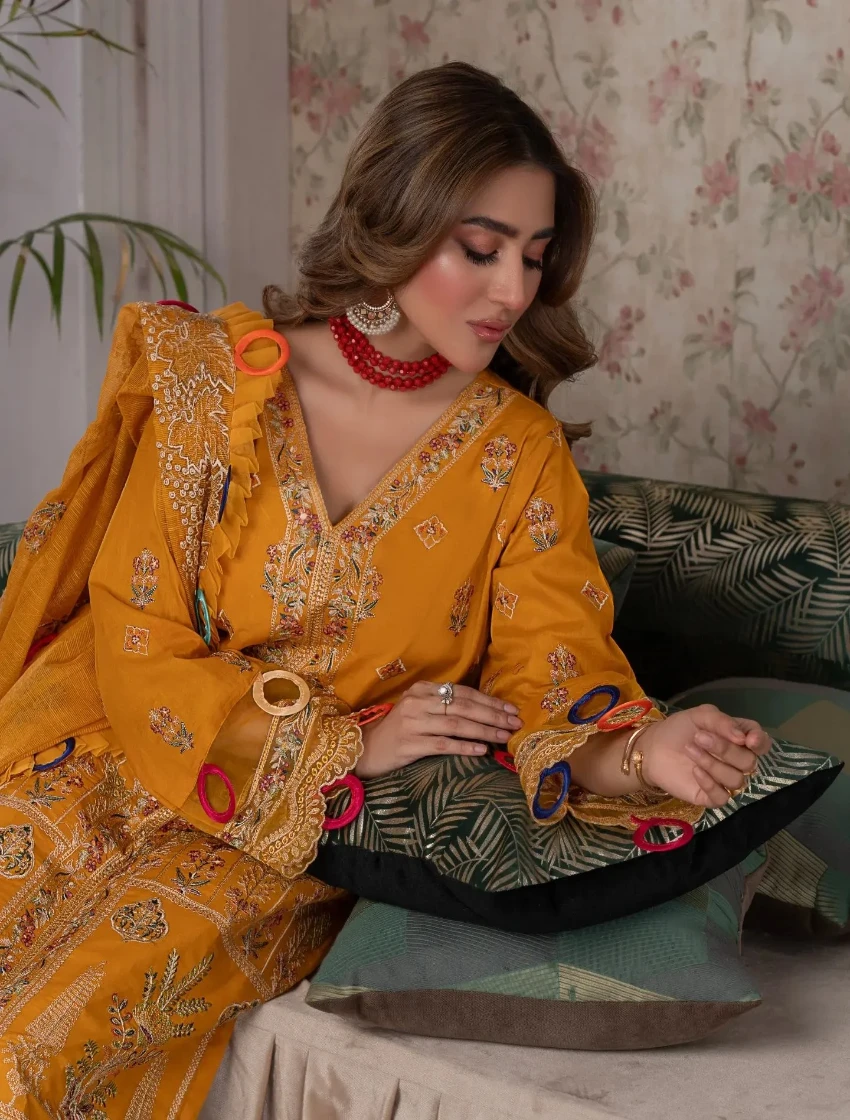 Manizay Gul Maina Embroidered Lawn 3pcs-05