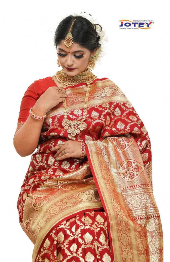 Floral_Woven_Pure_Banarasi_Silk_Saree_in_Red_-_Jotey-7670333.jpg