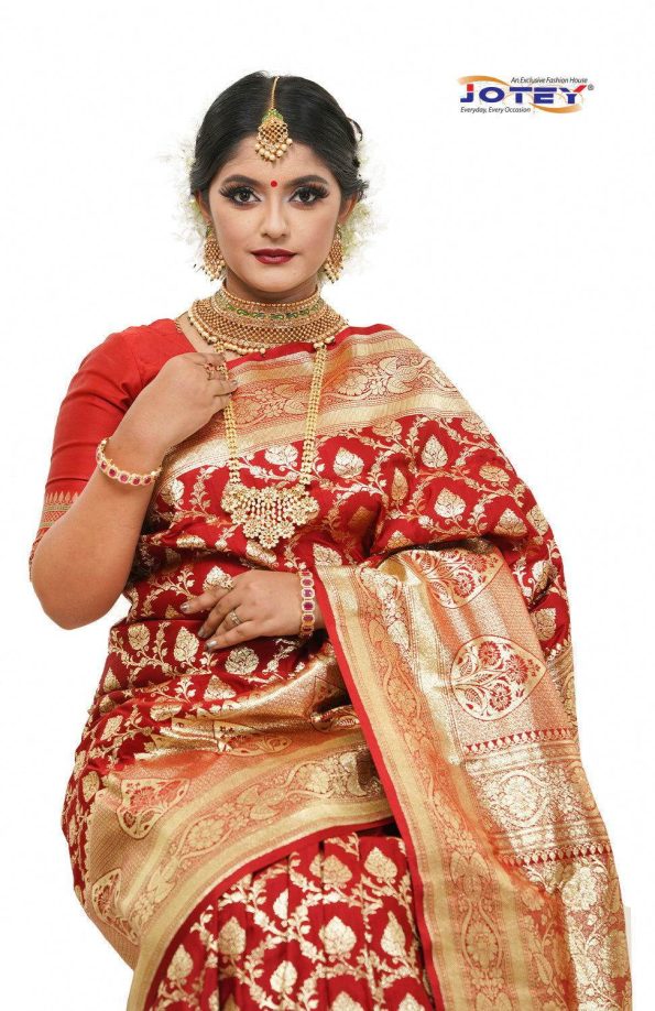 Floral_Woven_Pure_Banarasi_Silk_Saree_in_Red_-_Jotey-7670336.jpg