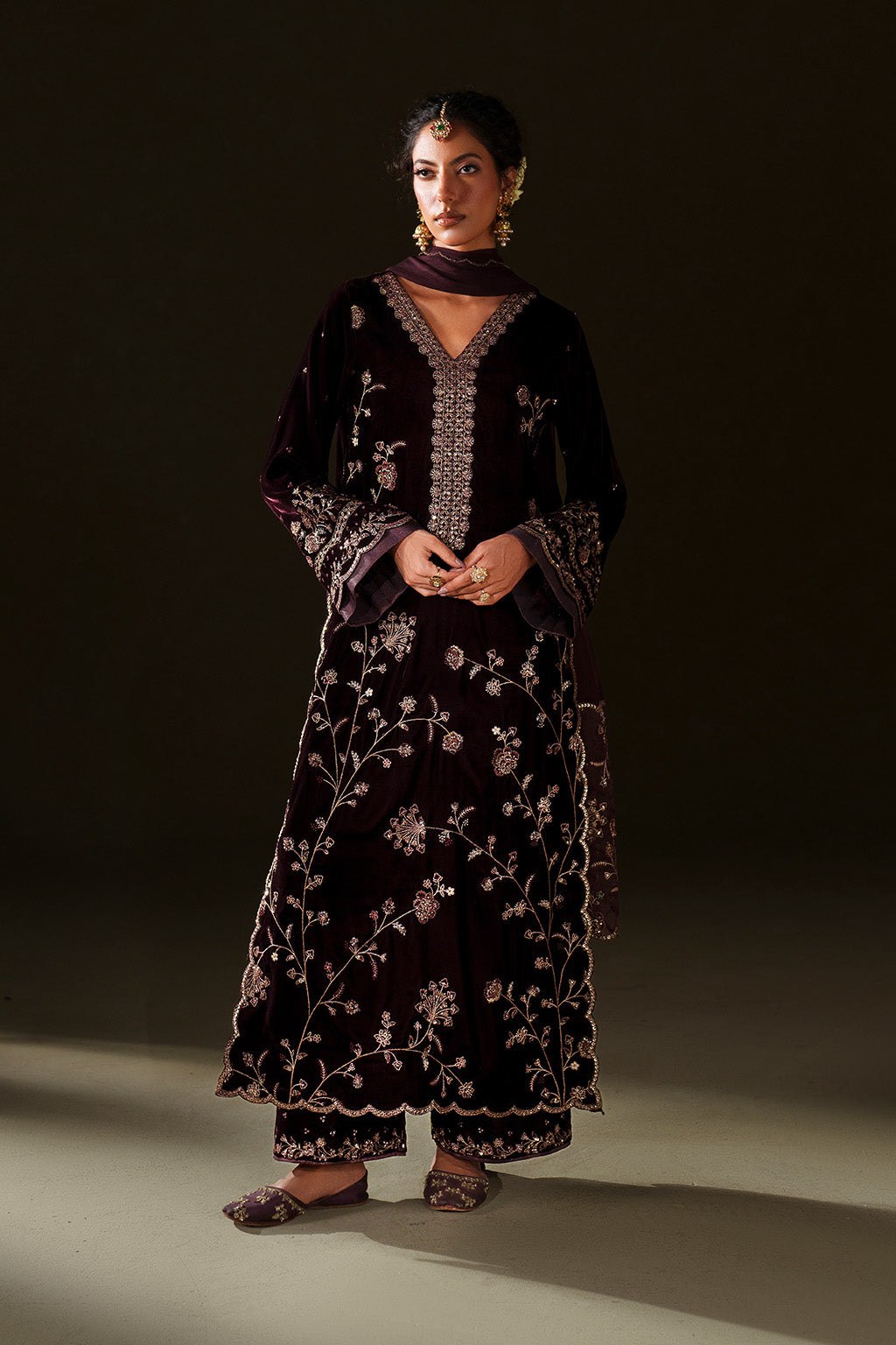 Iznik - IV-70 Embroidered Velvet